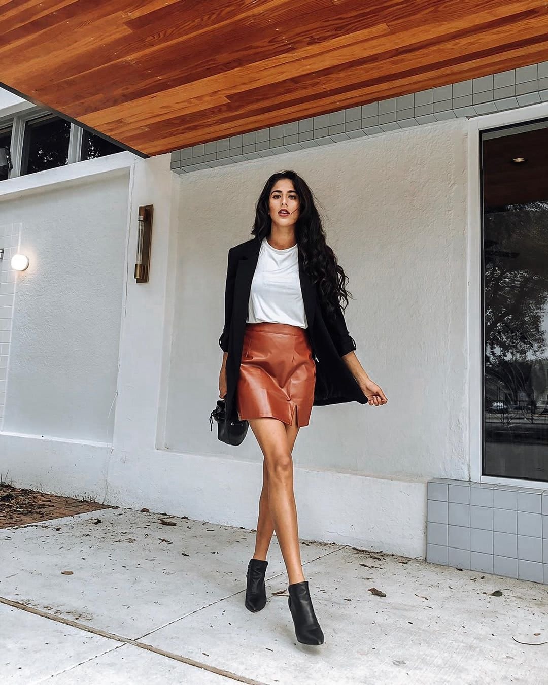 What Top to Wear With Leather Skirt